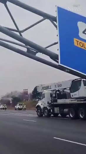 Overhead sign brought down on #highway401 | OPP searching fo truck driver