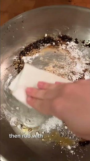 How to clean a stainless steel pan