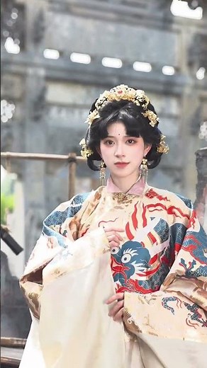 Dreamy Floral Outfit with Song Dynasty Hanfu | Chinese Traditional Fashion Outdoor Shoot