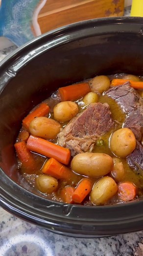 Mississippi Pot Roast ❤️ #crockpotmeals #mississippipotroast #recipes #howtocook #hoemade #food #foodie #hoemadebythehousehoe #cookingmadeeasy #food #foodie #foodtips #cooking #howto #homemade #madewithlove #mealideas | Cheysingh