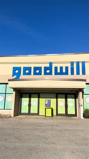 thrift shopping at goodwill #goodwillfinds #thrifted #thrifthaul #thrifting #thriftshop #thriftshopping #thriftedfinds #thriftedhome #thriftedhomedecor #thriftedstyle | Vintage Thrifting