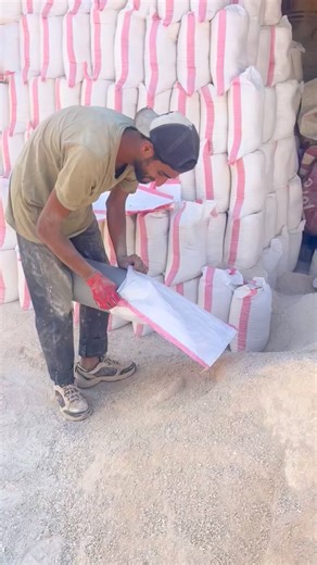 mad.reelz on Instagram: "日本利用压电瓷砖将脚步转化为电能。这些瓷砖捕捉来自你脚步的动能。当你行走时，你的重量和动作会对瓷砖产生压力。瓷砖会轻微弯曲，从而产生机械应力。瓷砖内部的压电材料将这种应力转化为电能。每一步都会产生少量电荷，而数百万步结合在一起就能产生足够的电力来驱动 LED 灯、数字显示屏和传感器。在像涩谷车站这样繁忙的地方，每天大约有240万个脚步为这一系统作出贡献。这些电能可以被储存或立即使用，从而减少对传统电力来源的依赖，并支持可持续的城市基础设施。这种方法将日常运动转化为实用的可再生能源 #日本#知识#事实#你知道吗"