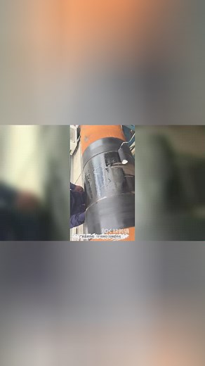 管道补口焊口防腐材料之热缩带 开口套的防腐施工操作视频 除锈