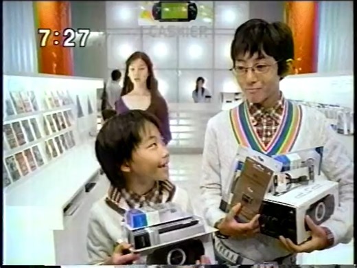 附带配件包的冬季限定PSP 黑白两色 2005年11月17日 发售