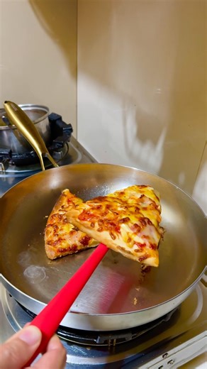 Reheat pizza in a pan #reheat #pizzahack #foodhacks