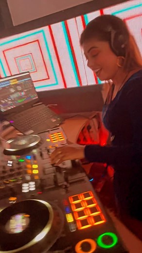 3.6K views · 642 reactions | Is gaane ko sun k dandruff bhi saff karlo….藍藍朗浪 #djjennykolkata #clubnight #perfomance #nicesong #reelsvideo #reels #viralit #latepost #feelinggood | Dj Jenny Kolkata | Facebook