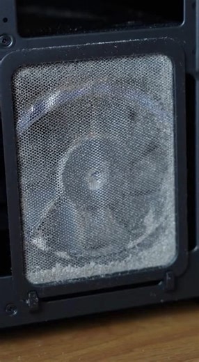 Đặt PC dưới sàn = hút bụi miễn phí mỗi ngày 😅 Chỉ cần kê cao lên một chút, máy sạch và bền hơn nhiều! 🧼💻 #BuildPCTips #PCSetup #GamingRoom #CongNgheViet #MeoBuildPC #ReelsHot #LenXuhuong | Hoàng Long Computer Hà Đông - PC Gaming & WorkStation