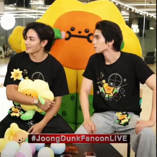 👧: forgetting lyrics is fine but don't forget 'ter'🌻: how does that even work when I'm next to him ?☀️: that's a song lyrics but this is my "SOULMATE" #JoongDunkFanconLIVE #จุงดัง #จุงอาเชน