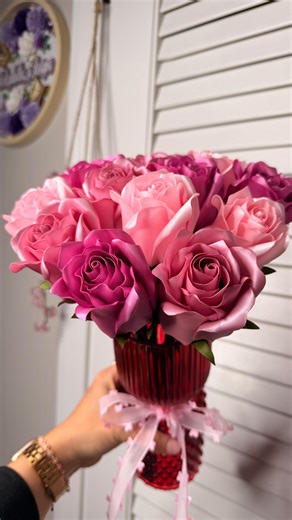 Elizabeths Paper Designs on Instagram: "Happy Wednesday 😻🌹💕"