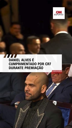 Daniel Alves brilha no Globe Soccer Awards após prisão