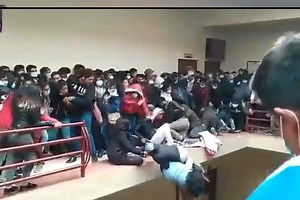 El momento en que se derrumba un balcón en universidad de Bolivia, matando a siete estudiantes