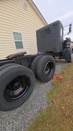 Did a quick walkaround of the 359 Peterbilt I got as a Christmas gift last year. She’s rough and still needs work, but now she’s on her way to PA. #Peterbilt #Walkaround #ProjectTruck Fat Cat Truckin LLC | Amy Goad