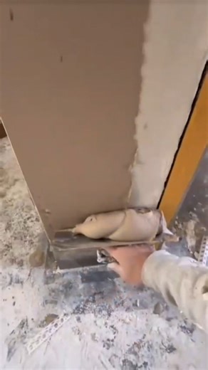 Construction Technique for plastering a perfect 90-degree corner edge using a sharp trowel.