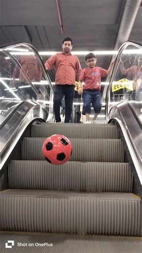 Ho Mere Saiyaan Ki Bandook Chale Dhaye Dhaye on #escalator 🤣👈 #shorts