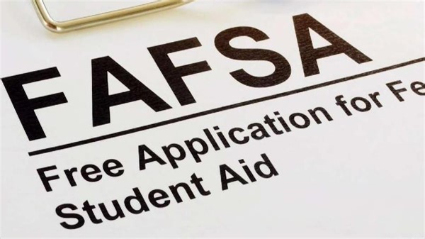 Estudiantes encuentran obstáculos al llenar formulario para solicitar ayuda financiera por FAFSA