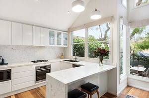 [Hot Item] Customized Kitchen U-Shaped French Design Flat Panel Handleless Waterfall Island Kitchen Cabinet Manufacturer