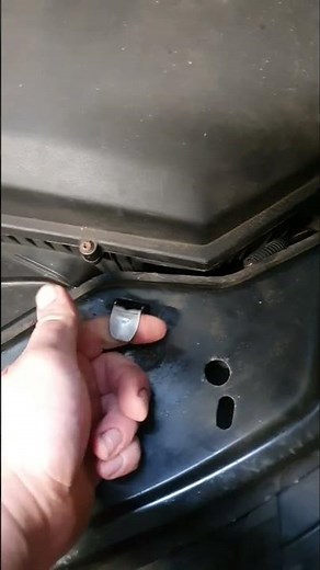 How to change a headlight bulb on a Volvo V70