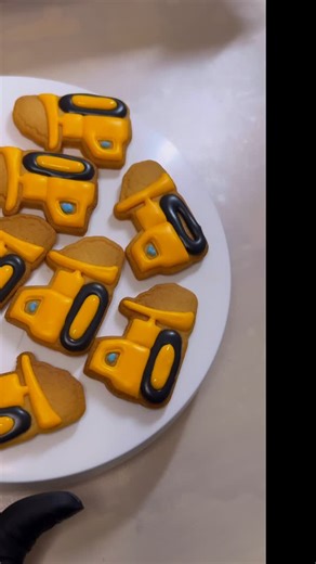 ブルドーザークッキー🚜✨ アイシングクッキーは工程ごとに乾燥させて作っていくので塗る順番が重要だったりします👩🏼‍🍳 年内発送は12月21日が締め切りです📦# お早めのご注文お待ちしております🥹❤️‍🔥 #アイシングクッキー#工事車両#ブルドーザークッキー#ショベルカークッキー#minne#制作風景#minneで販売中#bulldozer#🚜#🍪 | BAKE SHOP PUFF