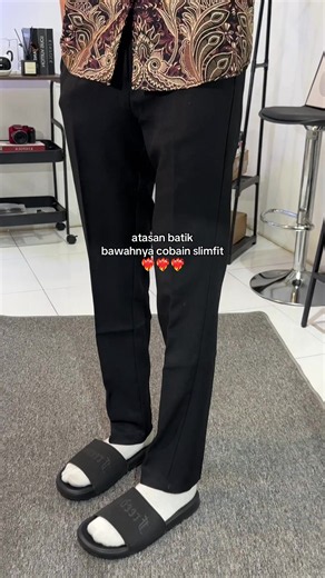 Celana Slimfit Pria: Tips Padukan Atasan Batik dan Bawah Slimfit
