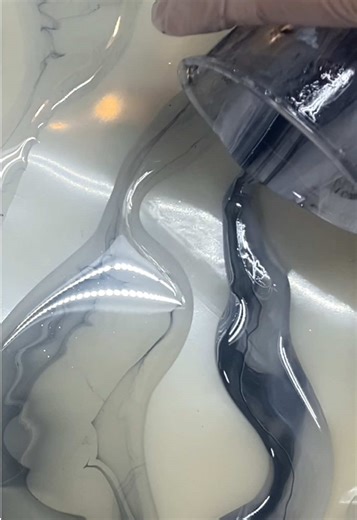 It’s Black and White With a touch of grey. ☺️ Alcohol ink in resin is one of the most satisfying pours. It is so easy, no stress. Just drop a few drops in, give it a little swirl and pour. It will give you the most amazing marble effect. 😳🥰 Have you tried it yet? #resinartist #alcoholinks #resinforbeginners #resintray #resinpour