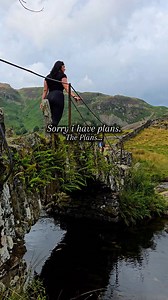 Hidden deep in the Lake District lies a bridge straight out of a fairytale… Slaters Bridge is one of the most picturesque hidden gems in Cumbria, tucked away in Little Langdale. Built in the 17th century by local slate miners, this charming stone bridge crosses the River Brathay and looks like something from a storybook. Surrounded by rolling hills, still waters, and timeless countryside, it’s a reminder of the Lake District’s rich history and breathtaking natural beauty. It’s an easy walk from 