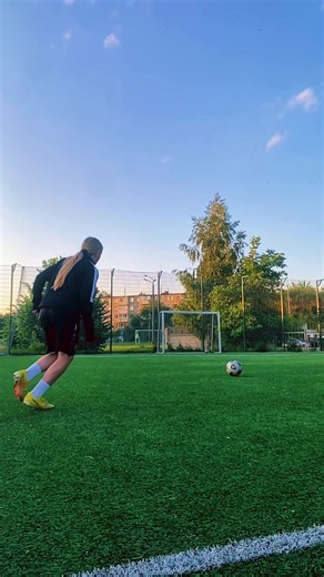 Slow Motion Football Highlights: Skillful Plays Explained