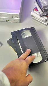 119K views · 3.9K reactions |  Je vous montre comment récupérer les vieilles cassettes VHS, Super 8, etc.... pour les numériser et les mettre facilement sur clé USB ou sur le téléphone 凉. Parfait pour récupérer tous ses vœux souvenirs, les conserver pendant des années et les partager facilement. Lien du convertisseur sur Amazon : https://amzlink.to/az090JM2alOEs #souvenir #vhs #magnetoscope #camescope #nostalgie | BricoTest Moela | Facebook