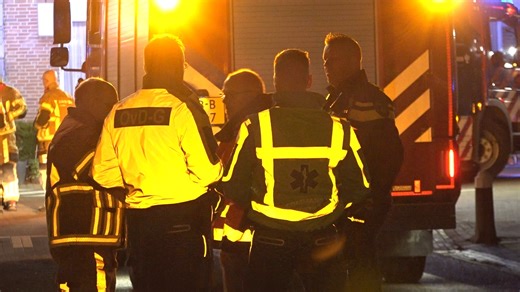 Meerdere ambulances en brandweerwagens zijn dinsdagavond uitgerukt naar zorgcentrum Oosterbeemd in Valkenburg nadat in het gebouw een brandlucht werd geroken. Uit voorzorg werd groot opgeschaald, omdat in het zorgcentrum meer dan honderd mensen wonen. De brandweer is het gebouw binnengegaan met warmtecamera’s om te controleren of er daadwerkelijk sprake is van brand. Op dit moment is nog niet duidelijk of er iets in brand heeft gestaan of dat het alleen om een brandgeur ging. | Heuvelland Vandaa