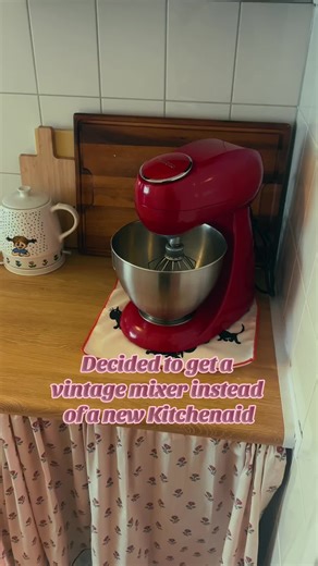 I almost ordered the Kitchenaid untill i started reading reviews. I decided to go for quality and got the same one i grew up with and know will last me many years, only for €40🌸🤍 #kenwood #kenwoodstandmixer #kitchenaid