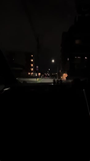 身長166cmの小6女子。 学割で食べ物を買う時は小学生だと言う。 いつも 「あ、ごめんなさい(汗)」 って言われる。 でも今回は違った。 親が注文している時に 「この学割のください」 と注文してもらっていた。 その時自分はスマホで ブロックブラストをしていた。 その時だった。 「6歳以上22歳未満とわかる身分証明書を見せてください」 と言われた。 親がえ、え、っと迷っていた けど こう言った。 「小学生なんですけど…」 そうしたら店員さんは 「あ、ごめんなさい。」 と言って慌てていた。 注文を押したあと、 「お子様はどこですか？」 と店員さんに聞かれた。 え、？って顔した親は 「小学６年生なんですけど…」 と言った。 その店員さんはえ？って顔して 注文タッチパネルを押していた 自分はまだ小学生。 その時自分は、少しイライラしてた。 その上小学生に見られなかった もう最悪な事態が起こり、 キレ気味でキレてたら親に 「そんな怒らんと！」 と言われ、もっと腹が立った。 りさはどこに行っても小学生には 見て貰えなくてほんとに？って 顔されている。それを我慢して 過ごしてきた。でも今回は違う 