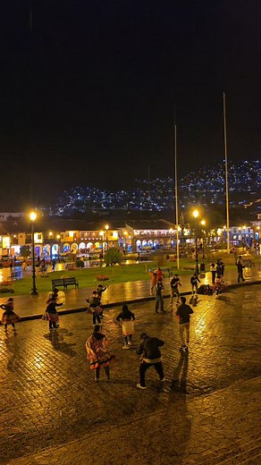 〽️ Los días en Cusco son únicos ❤️ Las calles tradicionales de Cusco, con sus muros incas y balcones coloniales, invitan a recorrer una ciudad donde la historia late en cada paso 🛖 En las plazas, la vida cotidiana se mezcla con la herencia cultural: artesanos, músicos y danzantes llenan el ambiente de color y energía, especialmente durante festividades y pasacalles. Los mercados, como San Pedro, ofrecen aromas andinos, sabores ancestrales y un contacto directo con la calidez de su gente. Camina