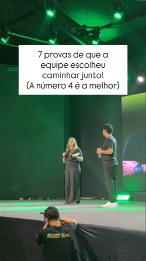 Ariadne Bairactaris | Estrategista de Comunicação on Instagram: "1. Quando alguém vence, o orgulho é coletivo e ninguém diminui a conquista. 2. O crescimento do outro inspira, não ameaça. 3. O erro encontra acolhimento antes de cobrança. 4. A ajuda chega sem precisar pedir. 5. O crédito é dividido com naturalidade, não por obrigação. 6. O feedback vem com cuidado, porque existe respeito. 7. Existe um sentimento de “estamos juntos nisso”. Fez sentido pra você? Marca quem faz a diferença no seu di