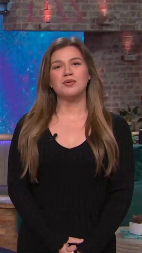 Meet newlyweds Zach and Hallie who went VIRAL after Zach said "I do" in ASL to honor Hallie's parents, who are deaf 🥹 | The Kelly Clarkson Show