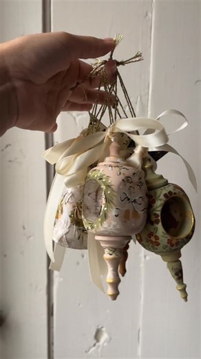 1.8K views · 23 reactions | C’est un beau départ pour les ornements peints et faits entièrement à la main ici au Québec 奈勺 | Solange Pilote - Arts & Illustrations | Facebook