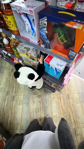 2岁小熊猫购物之“我晓得起来”😂#臭宝妈妈有点闲