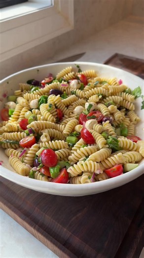 Pasta Salad Recipe 454g fusilli pasta (al denté) 1 cup mini boconcini 1 cup diced cucumber 1 cup cherry tomatoes 1/2 red onion diced 5 asparagus (blanched) 5 broccolini (blanched) Basil Dressing : 1/2 olive oil 1/4 cup red wine vinegar 1 whole lemon (zest juice) 1 tbs Dijon 1 tbs maple syrup or honey 1-2 tsp oregano 1 tsp garlic powder Black pepper Salt #pasta #salad #healthyfood