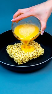 401K views · 4K reactions | Mai simpla decat iti imaginezi! Reteta geniala, pe care si copiii o pot face! Ingrediente paste instant: 120 g boia de ardei dulce: 3 g sare: 3 g piper negru: 1 g ouă: 3 buc ceapă verde: 10 g lămâie: 1 buc pătrunjel: 15 g cașcaval: 50 g pătrunjel: 7 g Suplimentar maioneză: 120 g muștar: 30 g castraveți murați: 3 buc sare: 3 g piper negru: 2 g | Savuros.TV | Facebook