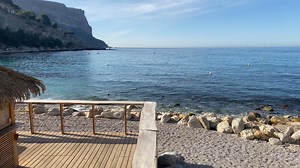 9.7K views · 877 reactions | La plage de Cassis ... ☀ #cassis #cassishd #calanques #port #paysage #capcanaille #village #lamer #suddelafrance #provence #cotedazur #jaimelapaca #france #fenetresurcassis | Cassis 4 Saisons | Facebook