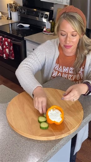 How cute is this turkey inspired veggie platter?!? It took less than 15 minutes to throw together making it the perfect addition to any Thanksgiving gathering! Scoop some ranch dip into half of a bell pepper. Then, arrange whatever vegetables are hit at your house. Finally, get creative and make a simple face for your turkey. 😁 #thanksgivingrecipes #thanksgivingappetizer #friendsgiving #turkeyveggieplatter #thanksgivingdecor #thanksgivingdinner #thanksgivingideas #turkeyrecipes #thanksgivingbru