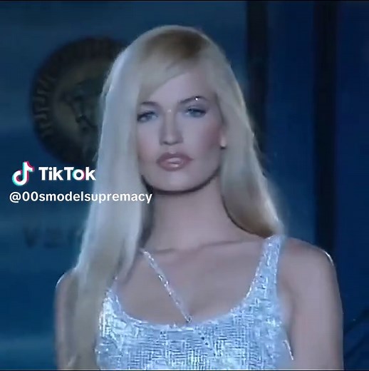 Karen Mulder: The Iconic Dolce Models Kvetinas