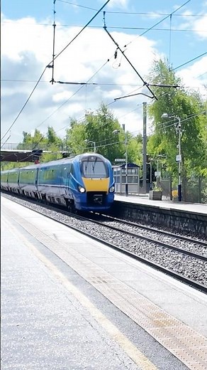 New Lumo Liveried Class 222 601 London Euston to Stirling passing Shieldmuir #class222 #wcml #lumo