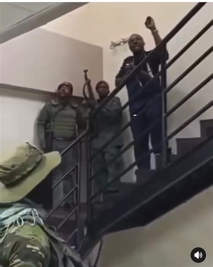 🔴 Kinshasa – Braquage à la Rawbank/Victoire : les braqueurs retiennent encore plusieurs otages à l’intérieur de la banque. Il est 19 h, et l’armée affirme être prête à passer à la vitesse supérieure. | Afroinfos243 Officiel