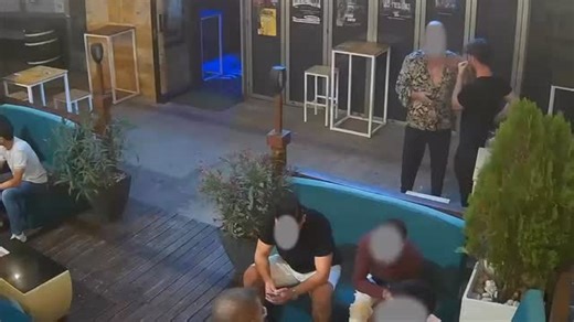 Riley on Instagram: "Immigrant randomly attacks somebody with a 🔪 from behind in Spain. 🇪🇸 Follow @horrifyingdeaths for more☠️🥀 威利·旺卡是文学与电影史上最富传奇色彩的虚构人物之一，他既像童话中的魔法师，又像现实世界中的怪才企业家。他是巧克力工厂的创始人、设计者与灵魂人物，一个外表古怪、行为难以预测，却拥有极高智慧与创造力的人。旺卡的形象并非传统意义上的慈祥长者或英雄，而是介于天才与怪人之间的复杂存在，这也正是他最吸引人的地方。 从外表来看，威利·旺卡常被描绘成穿着夸张、颜色鲜艳的服装，头戴高帽或手持拐杖，举止优雅却又带着几分戏剧性。他的微笑往往意味深长，让人分不清是真诚还是试探。他说话方式轻快、幽默，甚至略显荒诞，但在玩笑与谜语背后，隐藏着极其严谨的逻辑与深思熟虑的判断。他似乎总是领先他人一步，观察人性、考验人性，并通过看似荒唐的方式揭示真实。 作为巧克力工厂的主人，旺卡代表着无限的创造力与想象力。他的工厂并非单纯的生产场所，而是一个充满奇迹的世界：