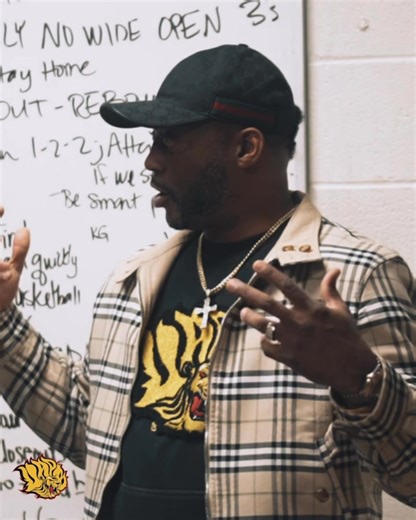 Huge thanks to UAPB alum and longtime supporter Parish Lowery for sharing words of encouragement with our Lady Lions before last night’s contest against TCU! 🦁 Appreciation also goes to the UAPB ALUMNI DFW for feeding the team during our stay in Fort Worth! 💛 | Golden Lion Athletics