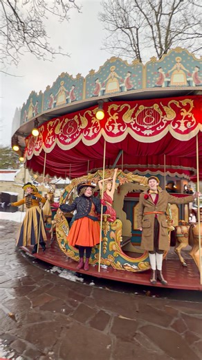 Theme Park Explorers on Instagram: "Have you ever seen something like this? 🎠🎶 Step aboard this 125-year-old carousel and sing Dutch songs together with three live singers. Their music is perfectly synced to the duration of the ride, and they jump on and off multiple times while it’s in motion. Carolling Carousel can be found at Efteling in the Netherlands. 🇳🇱 #efteling #carolling #carousel #attraction #winter"