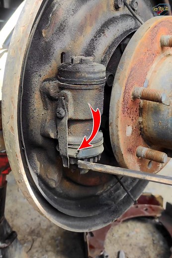 Jeep Wrangler | Brake Cylinder Piston Remove | Without tool kit #jeepwrangler2021 #jeepwranglerrubicon #jeepwranglerprice #jeepwranglerforsale #jeepwranglersahara #jeepwranglerunlimited #jeepwranglerused #jeepwranglerinterior #jeepwrangler2023 #jeepwrangler2022 #jeepwrangler2020 #jeepwrangler2015 #jeepwrangler2021