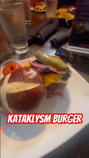 We stopped at Kuma's Corner for lunch to try the Kataklysm «Bringer of Vengeance» burger!
