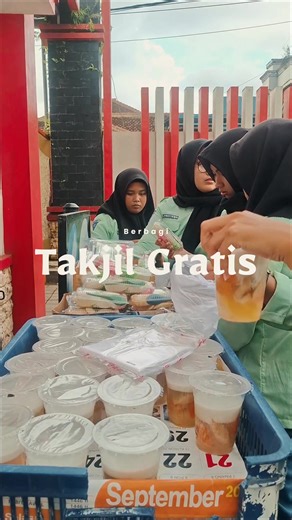 Dalam rangka mengisi kegiatan di bulan suci Ramadhan, SMKN 2 Jember melalui tim Management Sekolah bersama OSIS menyelenggarakan kegiatan pembagian takjil gratis kepada masyarakat umum. Kegiatan ini bertujuan untuk melatih kepedulian sosial siswa serta mempererat kerja sama antar elemen sekolah. Terima kasih kepada seluruh pihak yang telah berkontribusi😇🙏 #ramadan #takjil #berbagi #smkn2jember #stmsolidjember