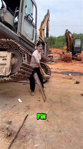 5.5K views · 20 reactions | Replacing a track pin takes more than strength. #WomenInEngineering #HeavyMachinery #WorkSatisfying #fblifestyle | Contiuner TV | Facebook