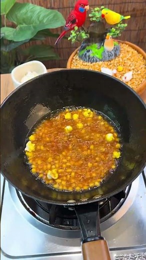 Teach you how to make popcorn at home. Homemade popcorn. Food. Special corn kernels for popcorn.